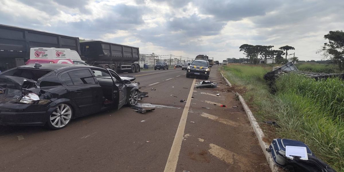 Carreta tomba após colisão com Vectra na BR-277 em Cascavel; Três pessoas ficaram feridas