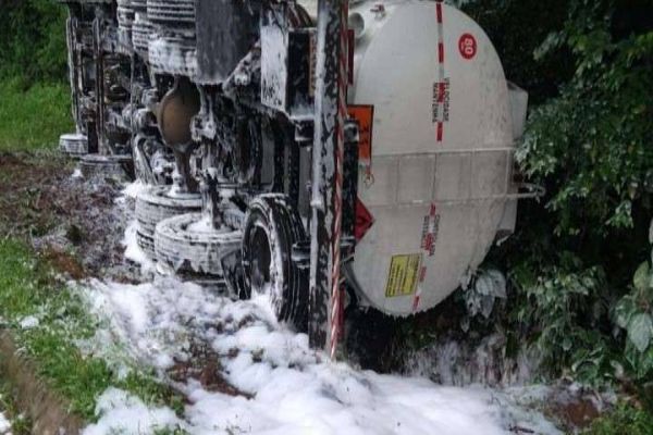 Caminhão tanque tomba na BR-277 em Irati, interdita rodovia e causa vazamento de combustível