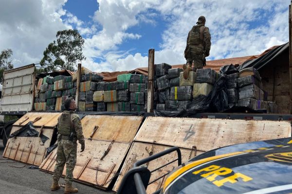 PRF apreende grande quantidade de maconha em carreta em Guarapuava