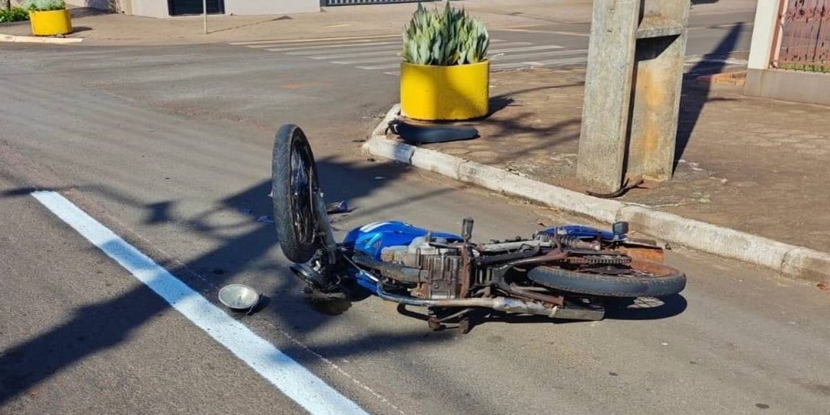 Motociclista fica ferido após colisão com caminhão na PR-495, entre Dom Armando e Missal