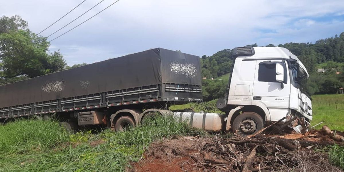 Caminhão sai da pista e colide em árvore na PR-239 em Campina da Lagoa