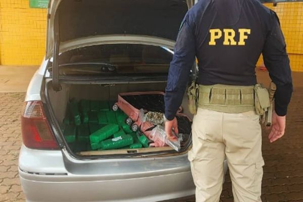 PRF apreende mais de 100 kg de maconha em carro com placa paraguaia em Cascavel
