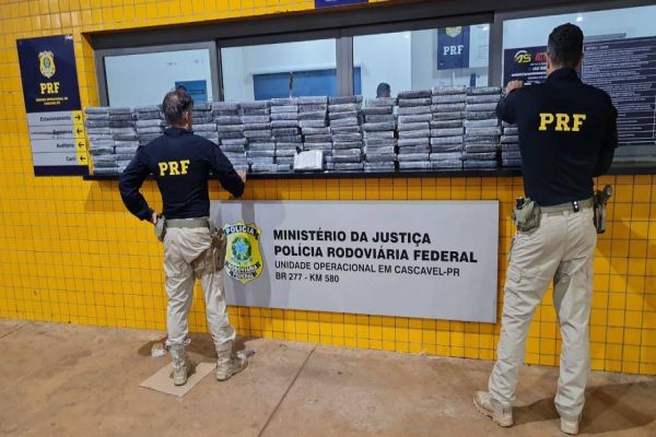 PRF apreende 173 kg de cocaína em carga de sucata em Cascavel