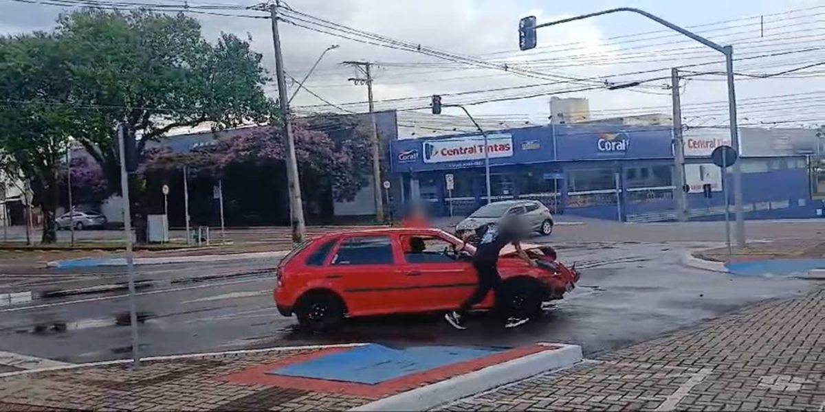 Forte colisão entre Gol e Palio é registro na Avenida Brasil, no centro de Cascavel