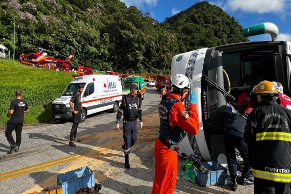 Ônibus tomba na SC-418, deixando 24 feridos a caminho do Beto Carrero