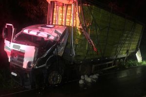 Imagem referente à notícia: Colisão lateral entre caminhões deixa duas pessoas feridas na PR-317 em Jesuítas