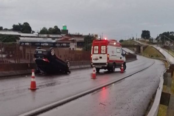 Veículo capota na BR-369 em Corbélia após aquaplanagem