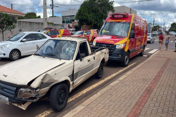 Motociclista fica gravemente ferida após forte colisão no Jardim Clarito em Cascavel