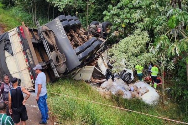 Técnica de enfermagem morre após caminhão tombar sobre veículo na BR-369 em Corbélia