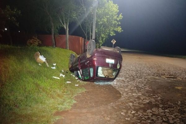 Imagem referente a notícia: Condutor é detido por embriaguez após capotar veiculo na PR-317 em Santa Helena