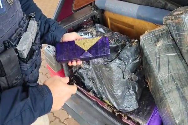 Imagem referente a notícia: PRF apreende mais de 100 kg de maconha em carro na BR-277 em Cascavel