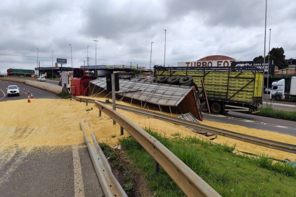 Carreta tomba e causa interdição parcial na PRc-467 em Cascavel
