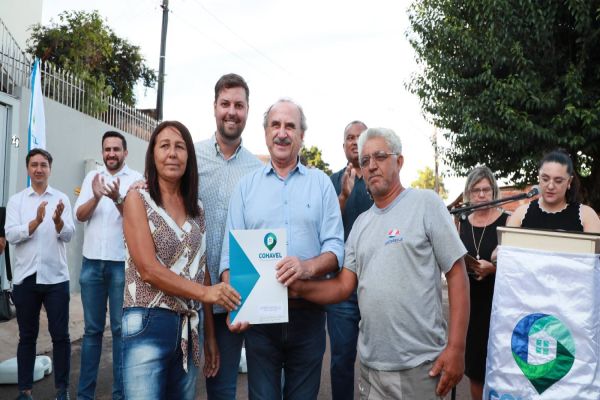 Cascavel entrega títulos de propriedade a 59 famílias do Parque Residencial Santa Cruz