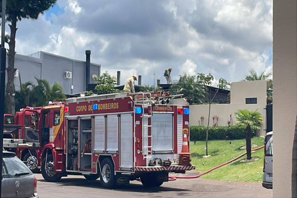 Imagem referente a notícia: Incêndio de grandes proporções atinge casa noturna na marginal da BR-277 em Cascavel