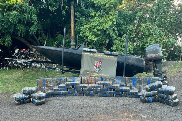Imagem referente a notícia: BPFRON apreende lancha com mais de 720 kg de drogas em Pato Bragado