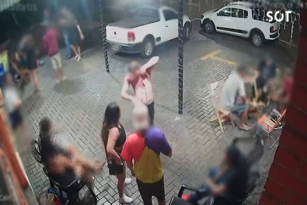 Imagem referente a notícia: Câmera registra homicídio em distribuidora de bebidas no Bairro Periolo em Cascavel