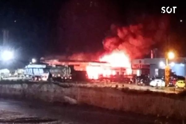 Imagem referente a notícia: Incêndio atinge Restaurante Carbonera Grill e parte de posto de combustível em Santa Lúcia
