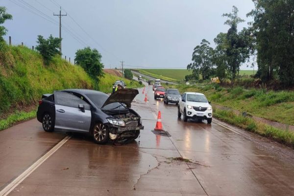 Veículo aquaplana e sai da pista na BR-163, deixando passageira ferida