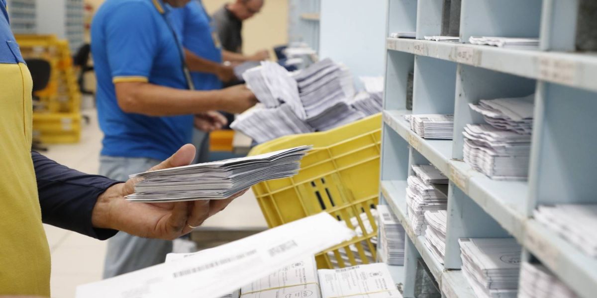 Correios começam trabalhos de distribuição das e-cartas que substituem os carnês de IPTU em Cascavel