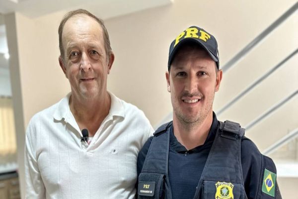 Imagem referente a notícia: Caminhoneiro reencontra PRF que salvou sua vida na BR-277, no oeste do Paraná