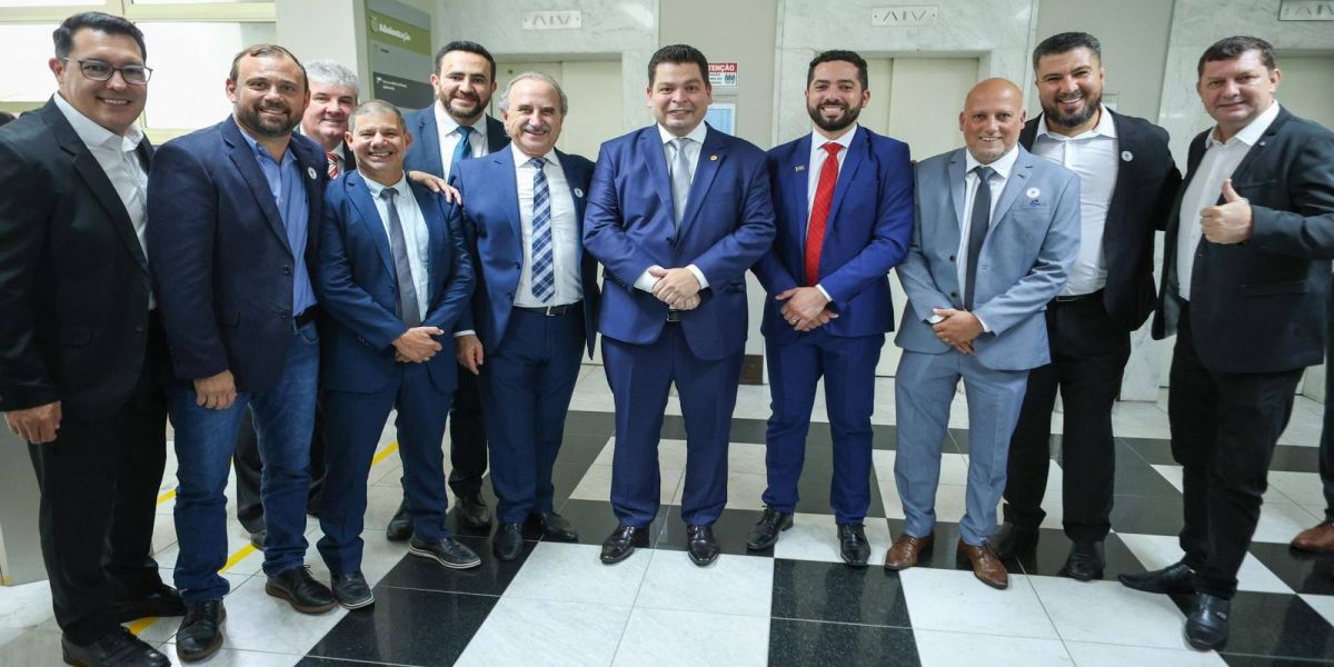 Vereadores participam de posse da nova Mesa Diretora da Assembleia Legislativa do PR