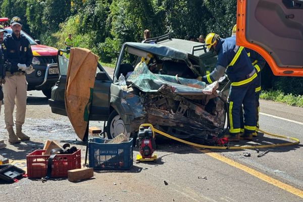 Imagem referente a notícia: Homem de 71 anos morre em violenta colisão entre três veículos na BR-277 em Ibema
