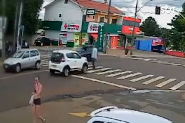 Câmera de segurança registra atropelamento de pedestre no Jardim Clarito em Cascavel