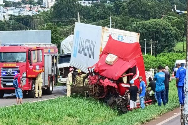 Mulher morre após colisão envolvendo duas carretas na BR-163 em Toledo