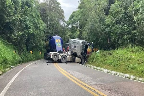 Cabine de caminhão faz 'L' após acidente na BR-476; Motorista fica gravemente ferido