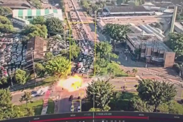 Avião cai na Barra Funda, deixa mortos e causa incêndio na Marquês de São Vicente