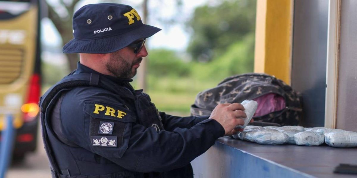 PRF apreende mais de 4 kg de haxixe em ônibus na BR-277, no Paraná
