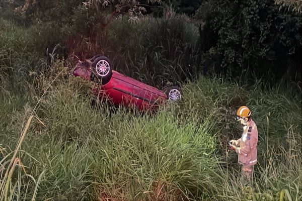 Condutor fica ferido após veiculo sair da pista e capotar na BR-369 em Cascavel
