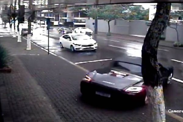 Porsche invade colégio no Centro de Cascavel; condutor é procurado