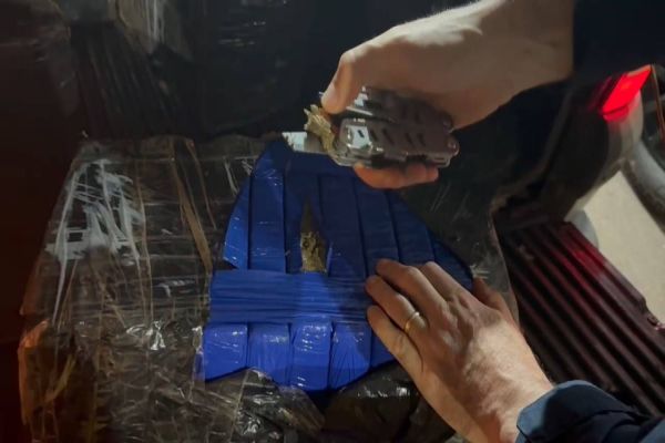 PRF apreende 304 kg de maconha em fuga na BR-272 e prende dois ocupantes