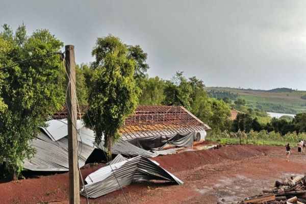 Temporal causa danos em aviários em Capitão Leônidas Marques