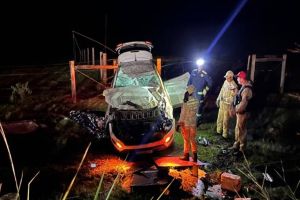 Imagem referente à notícia: Homem morre após ser ejetado durante capotamento na PR-488, em Diamante do Oeste