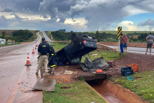 Foto relacionada a notícia: Motorista de 55 anos morre após capotamento na BR-163 em Cascavel