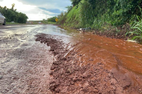 Deslizamento de terra interdita parcialmente BR-467 em Cascavel