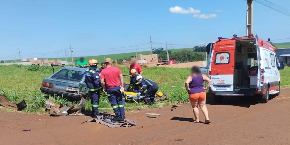 Mulher fica ferida após forte colisão entre Saveiro e Ford Escort em Corbélia