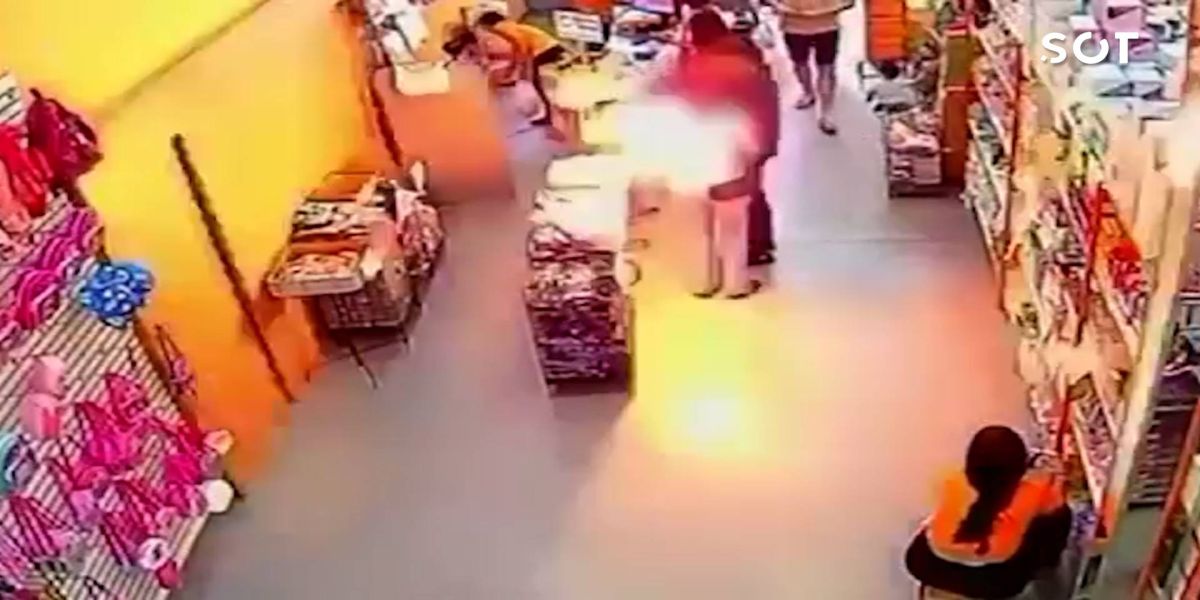 Celular explode no bolso e causa queimaduras em mulher; Veja o momento da explosão