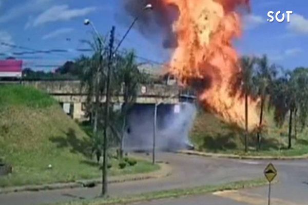 Caminhão-tanque explode em rodovia paranaense após colisão; motorista pula de viaduto