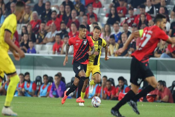 Athletico domina, mas desperdiça chances e fica no empate com o FC Cascavel