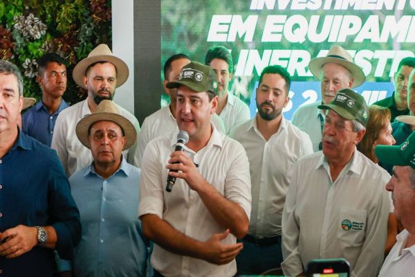 Governo entrega R$ 2,7 milhões em equipamentos para colégios agrícolas durante o Show Rural