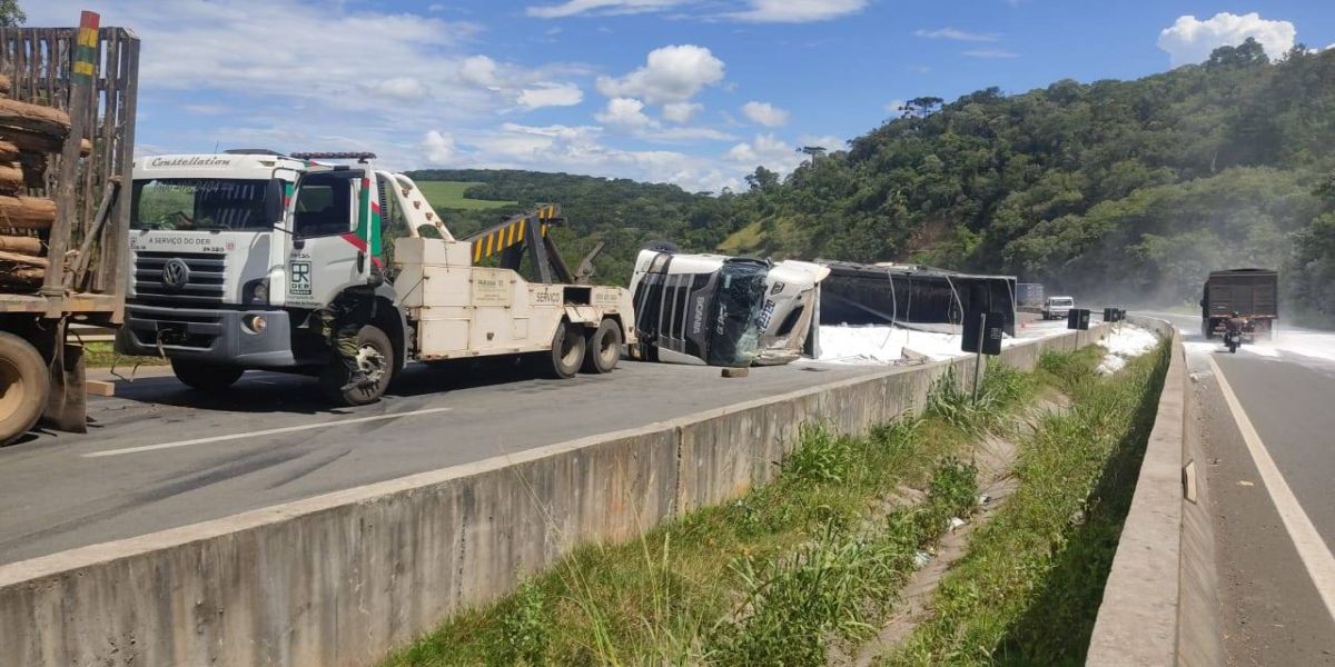 Caminhão tomba na BR-376 e interdita rodovia em Tibagi