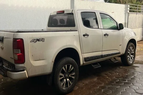 Foto relacionada a notícia: Polícia Civil apreende caminhonete S10 avaliada em R$ 120 mil em caso de estelionato no Show Rural