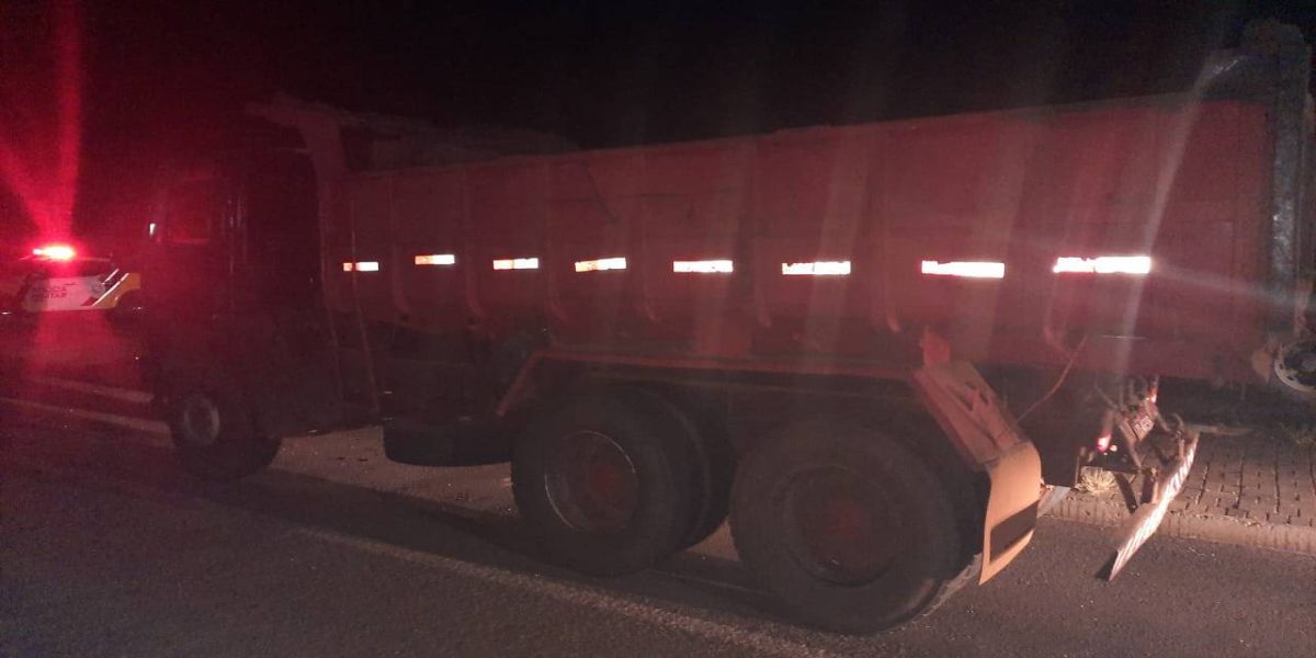 Colisão entre caminhões causa danos materiais na PR-180, em Cascavel