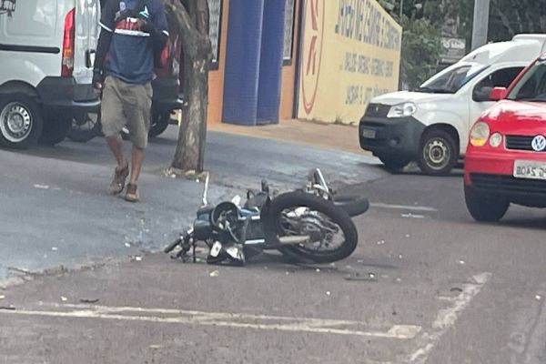 Motociclista fica ferido após colisão com caminhonete no Bairro Neva, em Cascavel