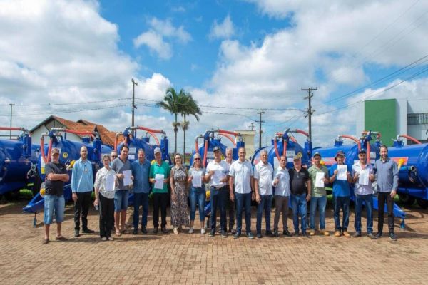 Prefeitura de Toledo entrega equipamentos para associações de produtores rurais