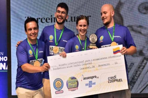 Imagem referente a notícia: Softpar vence a 6ª edição do Hackathon Show Rural Coopavel