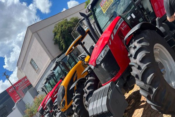 Polícia Civil apreende quatro tratores que estavam sendo vendidos ilegalmente em Cascavel